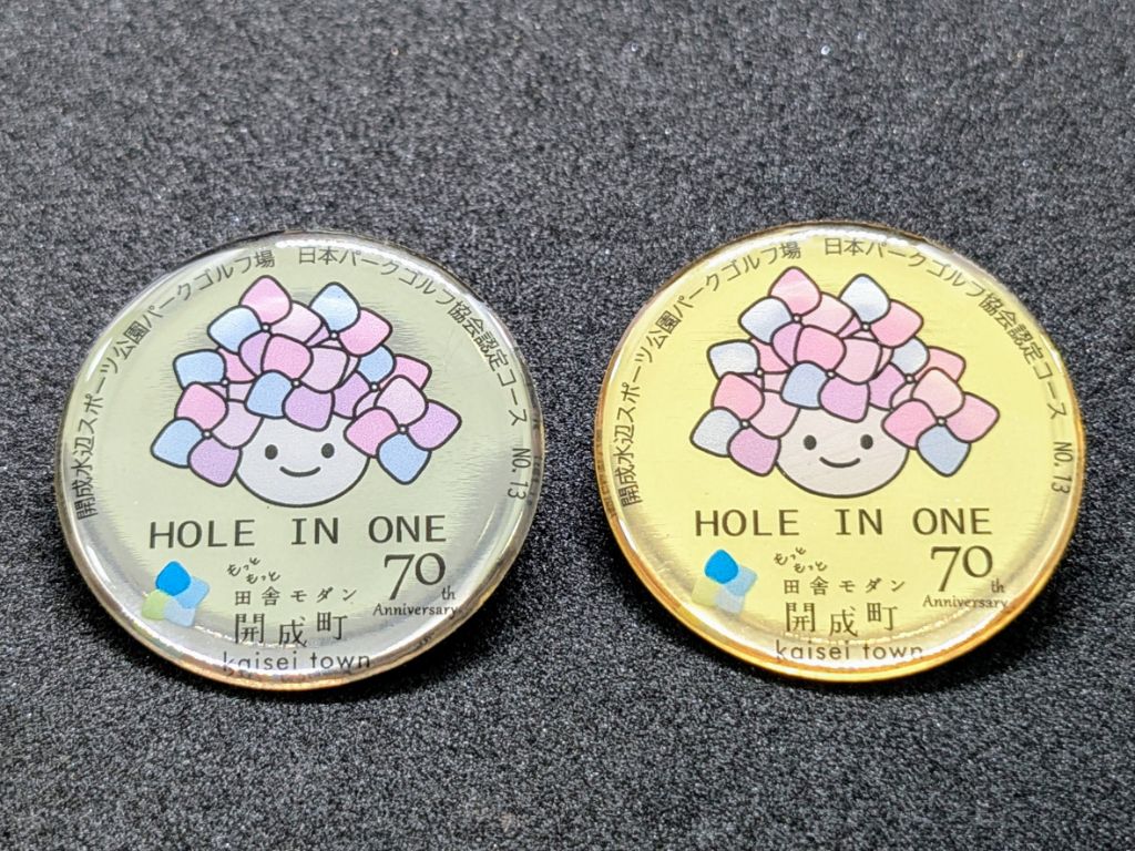 （注）ホールインワン10回達成ゴールドバッジ（左）、ホールインワン5回達成シルバーバッジ（右）