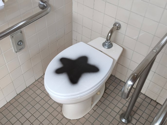 トイレへの落書き被害状況を撮影した写真